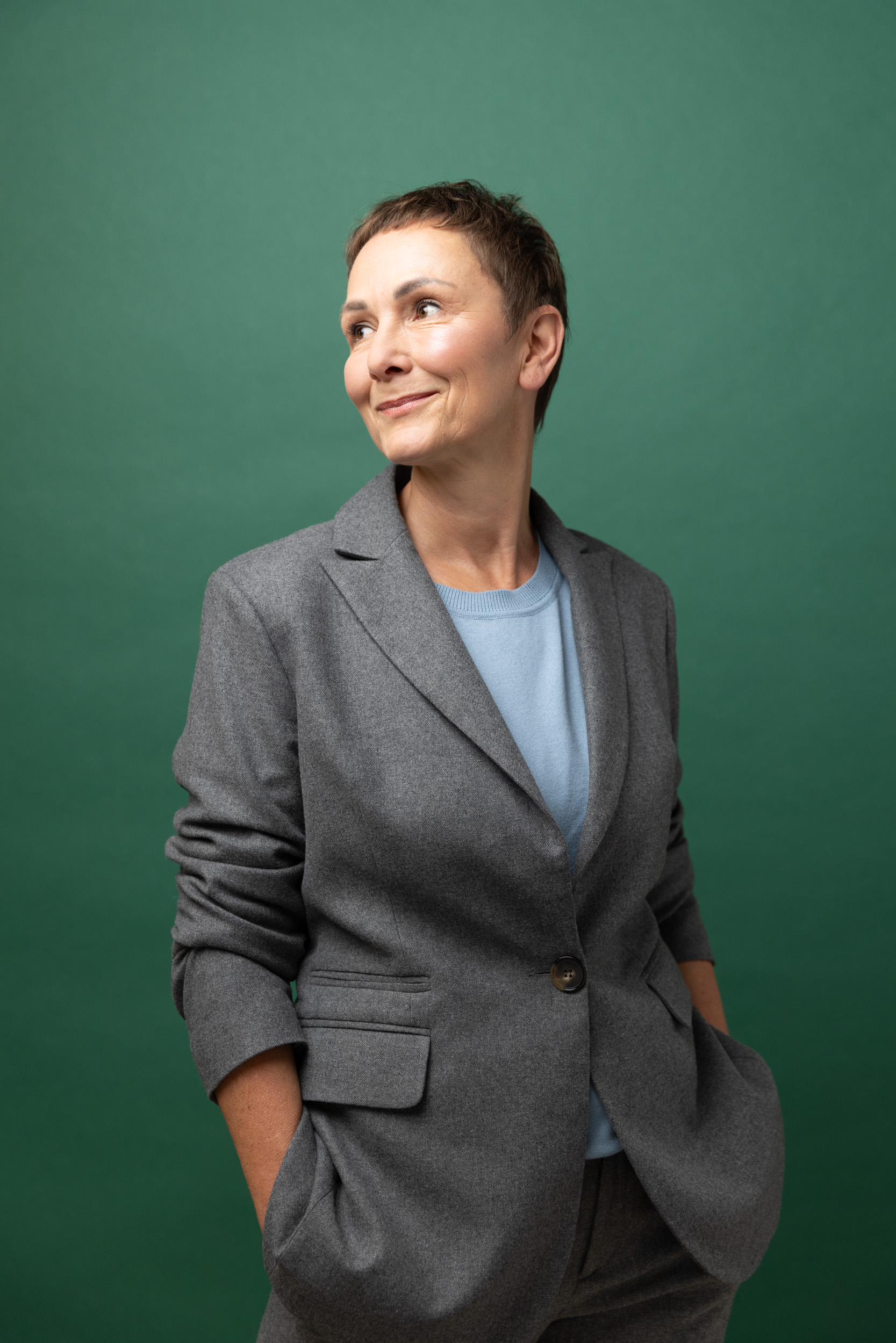 Dr. Ute Vogl blickt mit Händen in den Hosentaschen nach links.